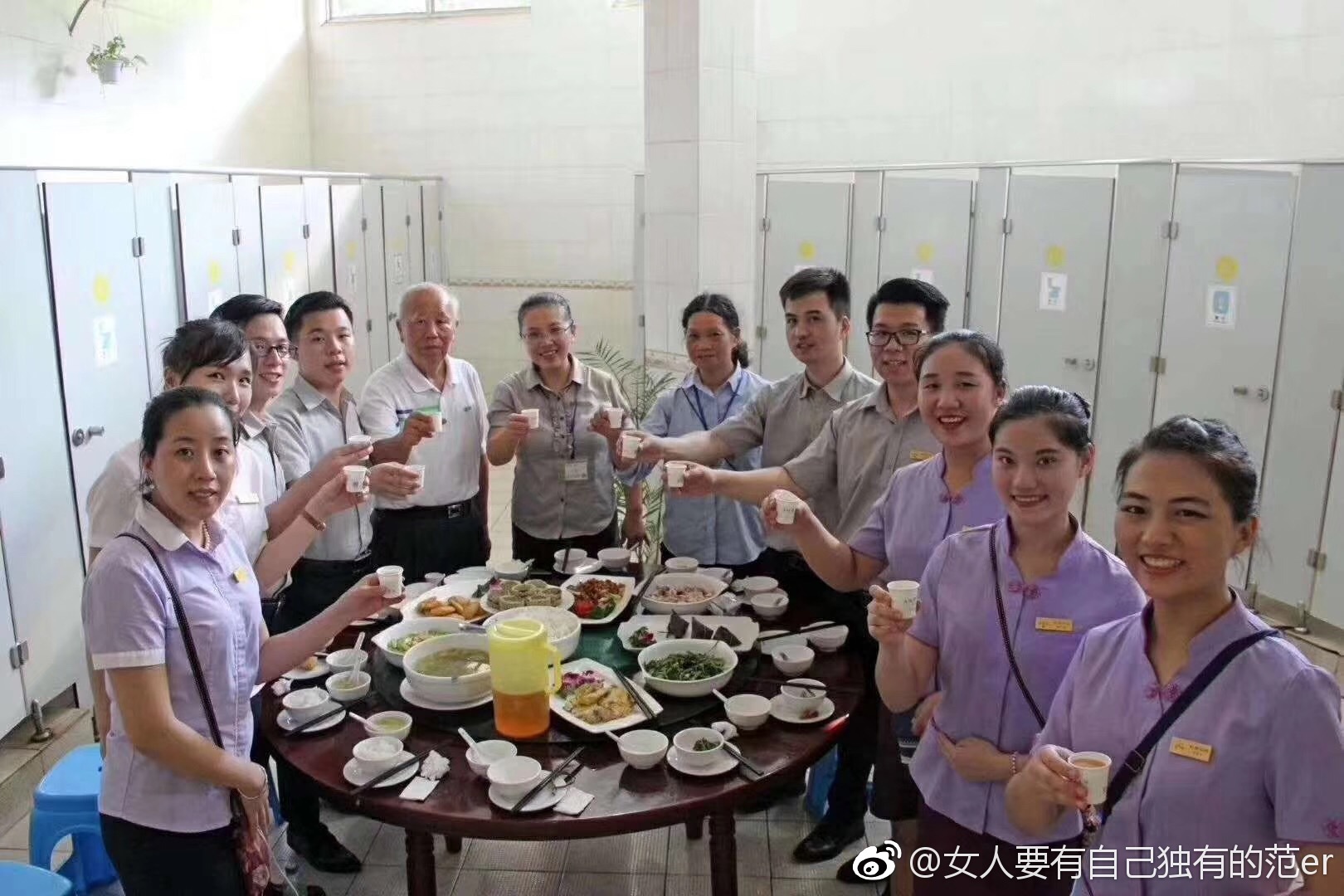 把厕所当餐桌　中国企业要员工在小便池炒麻薯吃