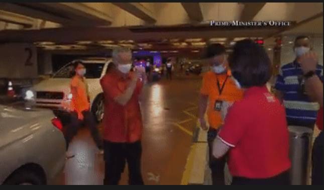 新加坡第一網紅過年忙啥呢?秀恩愛?發紅包?還是玩自拍