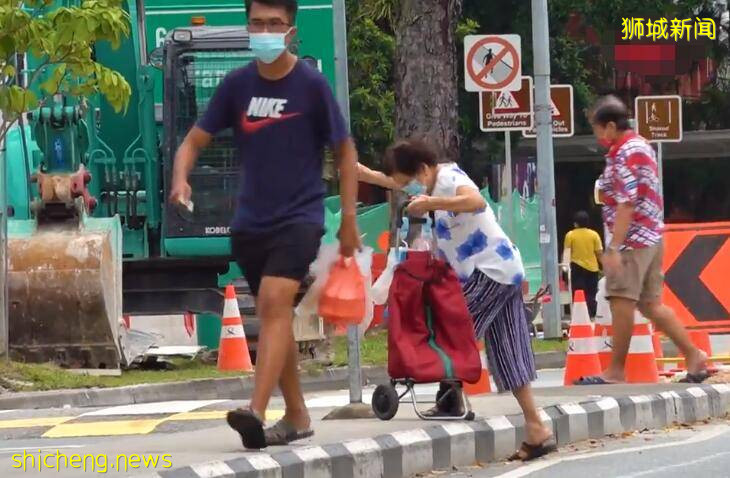 新加坡奇葩道路遭吐槽,雨棚距斑馬線賊遠!馬路牙子賊高!過馬路差點見馬克思