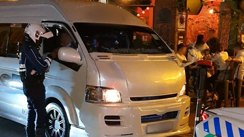 不仅非法改装派对巴士 还违例提供聚会服务!当局扣押六辆巴士