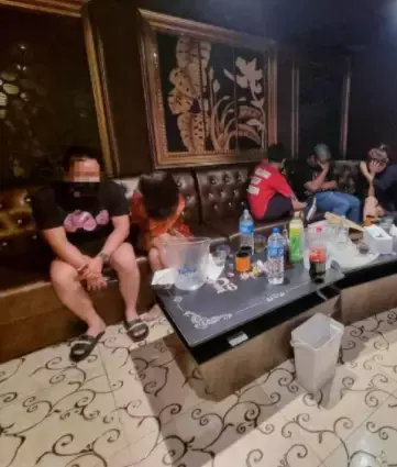 公然違規!新加坡克拉碼頭百人狂歡跨年: 不戴口罩、貼面跳舞!或導致超級傳播