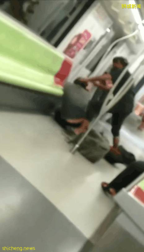 視頻瘋傳！新加坡地鐵突發罕見暴力鬥毆，男子遭拳打腳踢