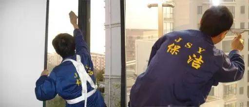 新加坡一名26岁女佣擦窗时不慎坠落身亡…老雇主拄拐救不了痛哭