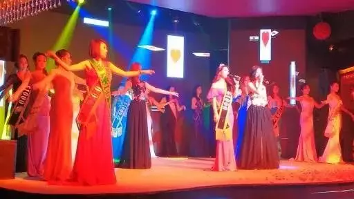 實拍新加坡夜店人浪起伏大狂歡，他爲挂花場女郎豪撒錢！下周病例一天2萬