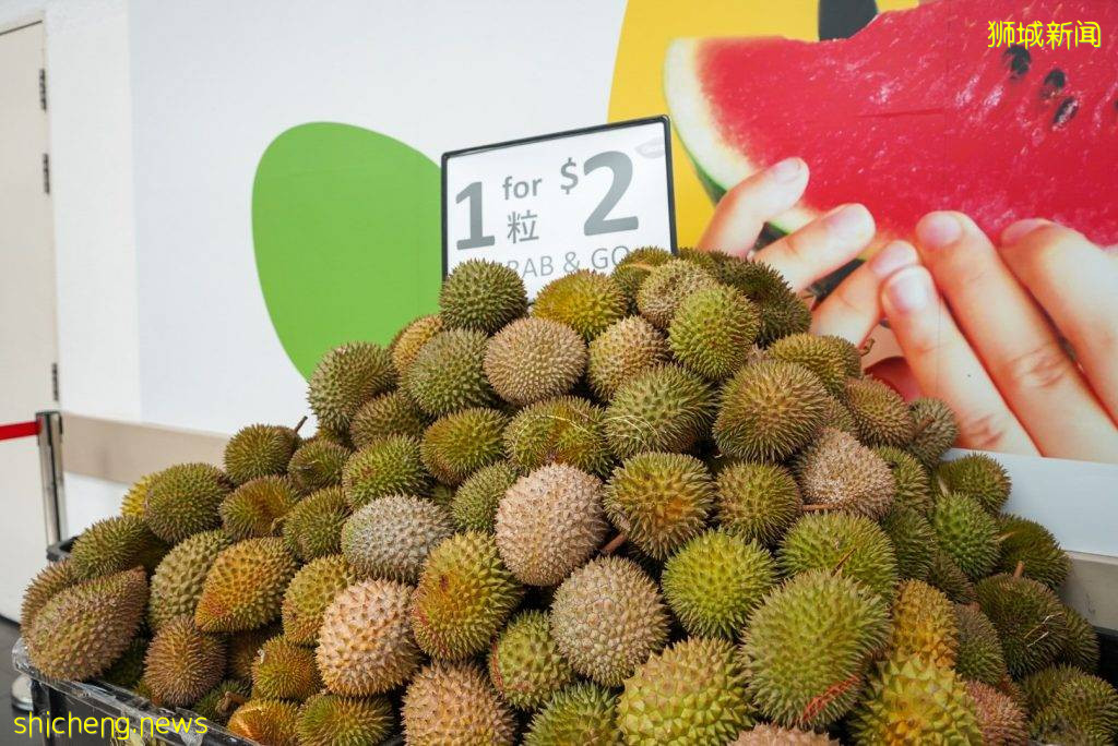 这次轮到Giant卖榴梿🔥多品种榴梿给你挑,最低一粒只要S$2📣 活动期间每日11AM开始售卖