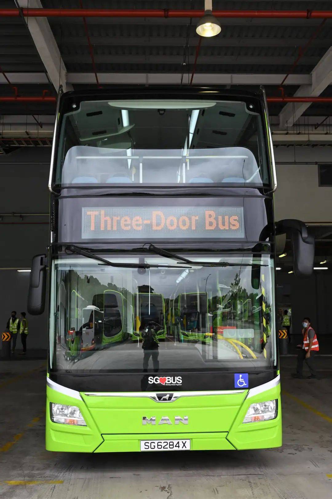 新加坡双层巴士出新款!两个楼梯三个门!100辆今年内上路