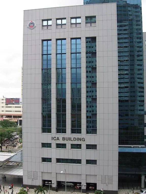 陪讀媽媽帶著女兒只身來到新加坡尋夢，不知最終將如何抉擇