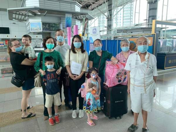 即将入狮城与父母团聚 临别前 孙儿抱紧祖母 