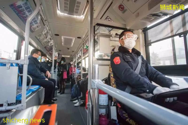 新加坡地鐵、巴士轉換站增設消毒洗手液機器，保障乘客安全!