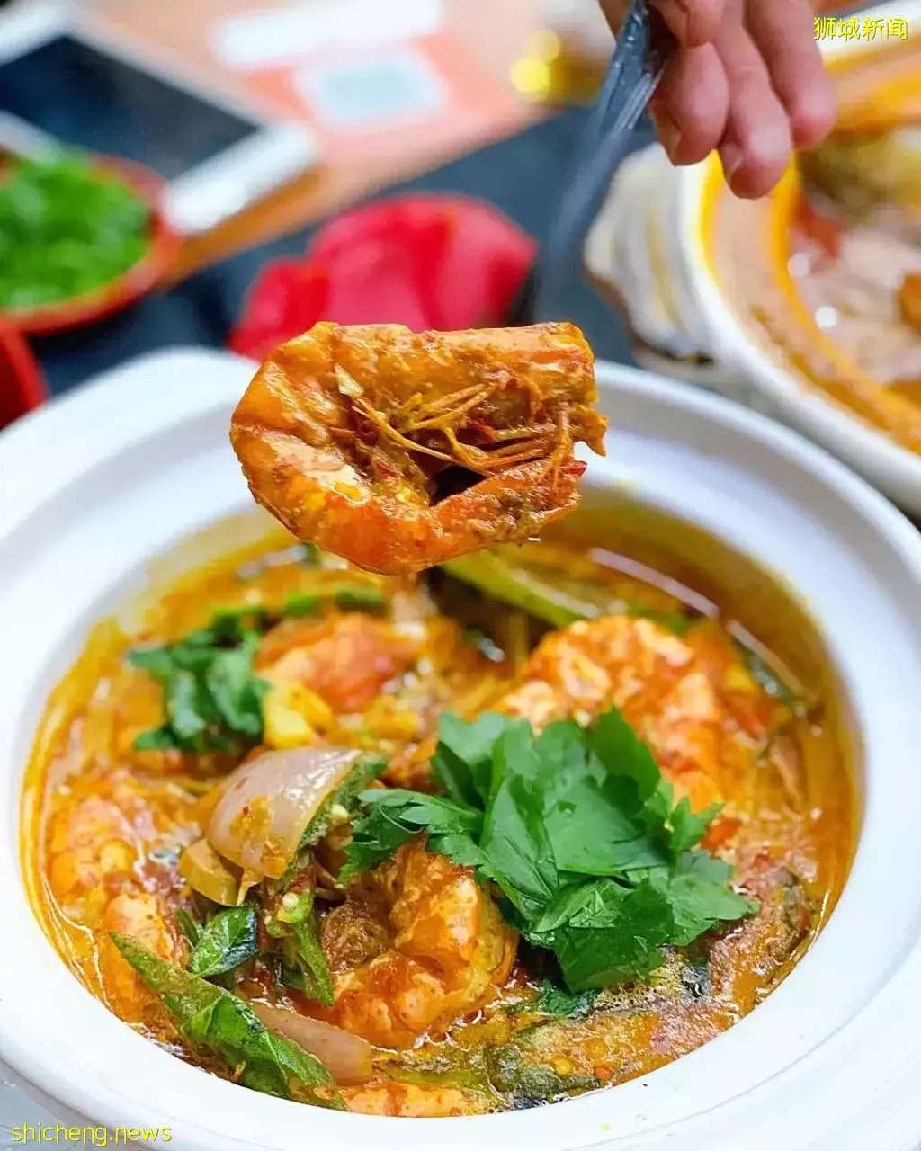 咖啡店里的煮炒小档🤤 现点现炒、锅气十足!Q弹滑顺的月光河粉一大盘才S$5🔥