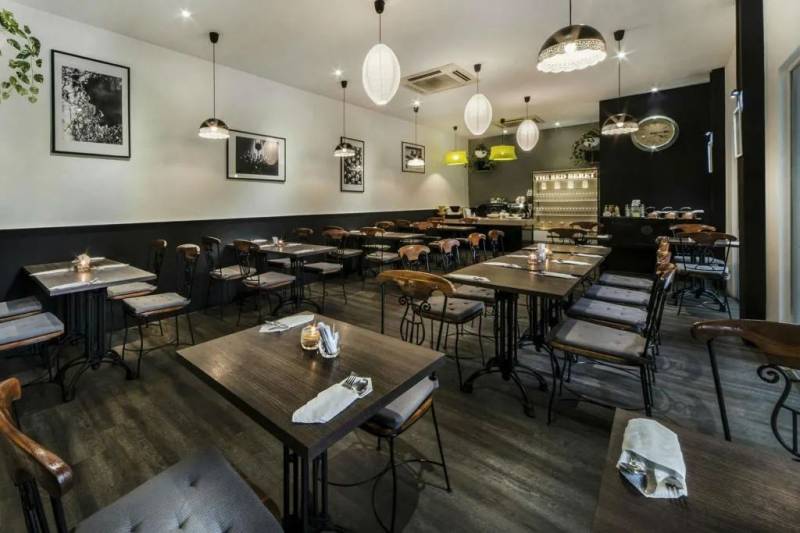 新加坡这家酒店大清仓!家具、灯饰、威士忌酒杯...都拿出来卖了