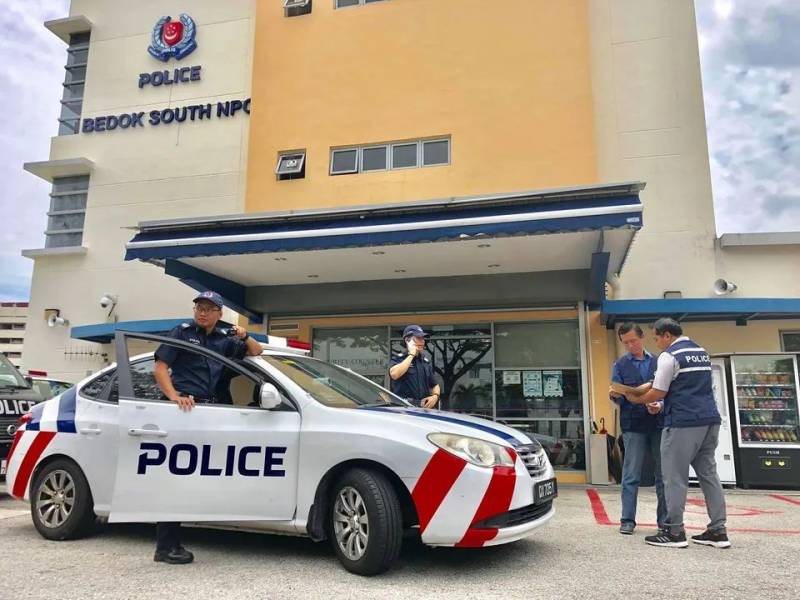 新加坡七部門聯合掃蕩芽籠紅燈區,帶走89人!持刀打架、咬警察、脫衣服… 好亂