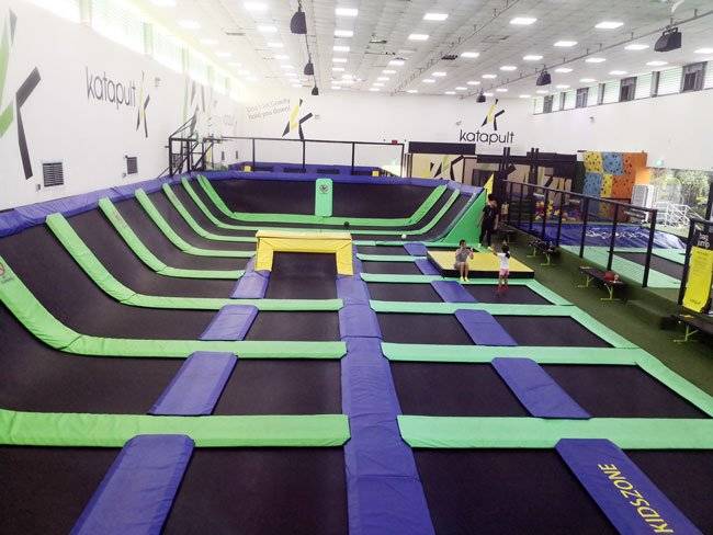 蹦床嬉戲出意外 少女手肘脫臼