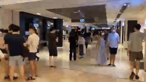 實拍!新加坡濱海灣金沙和烏節路人山人海,因爲它!有人暈倒、對警察喊:拿槍射我啊