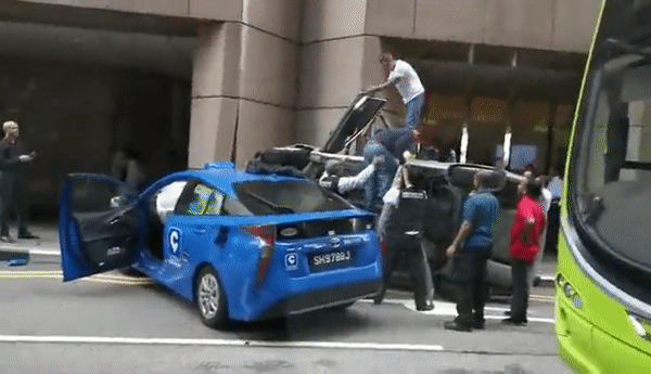 惊险!轿车被德士撞出5米后侧翻