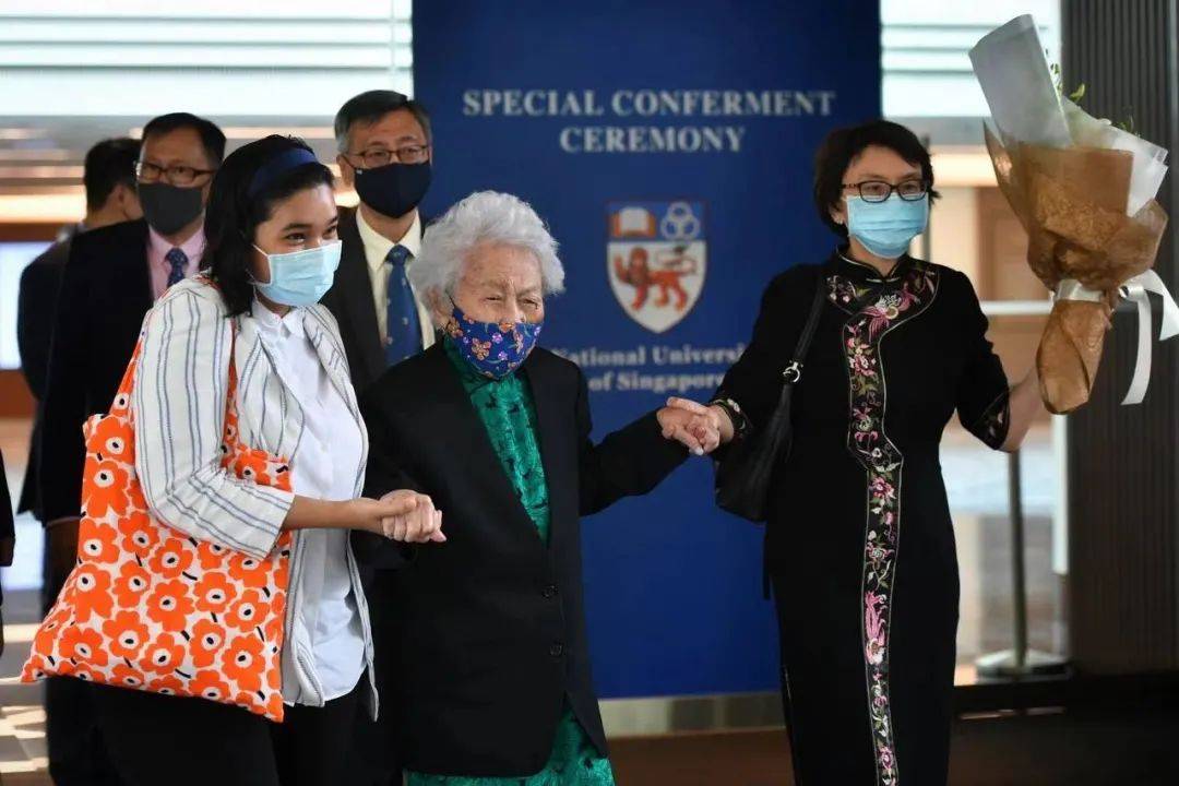 新加坡这位104岁老人荣获国大荣誉博士学位