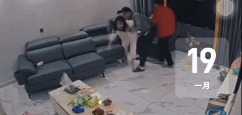 疯传！陕西男子家暴视频看怒网友，妻子一边被打一边安慰孩子