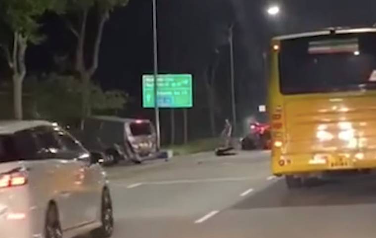 新加坡恐怖車禍！貨車跟奧迪馬路上競賽，被撞爛是它