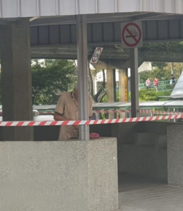 这两名阿叔在乱逛还不听劝，直接罚款300