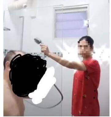 女佣新加坡拍摄老翁洗澡引热议，或限制女佣用手机