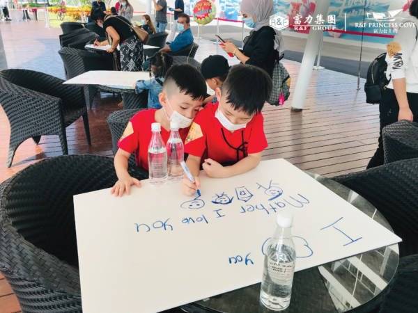 再有67人搭富力号游艇 在海上向亲人喊想你