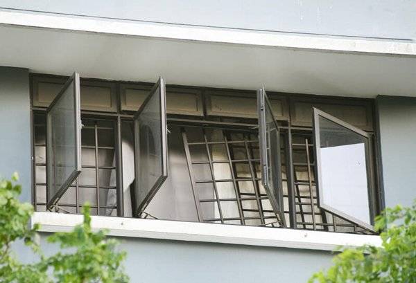 2男被反锁爬窗逃 1获救 1坠落