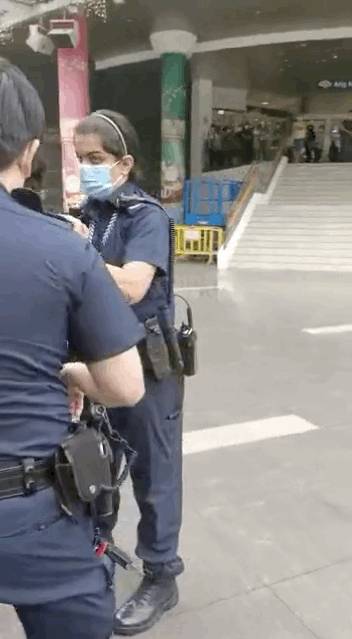 “警察打人了!?” 实拍一女子在新加坡被5个警察包围