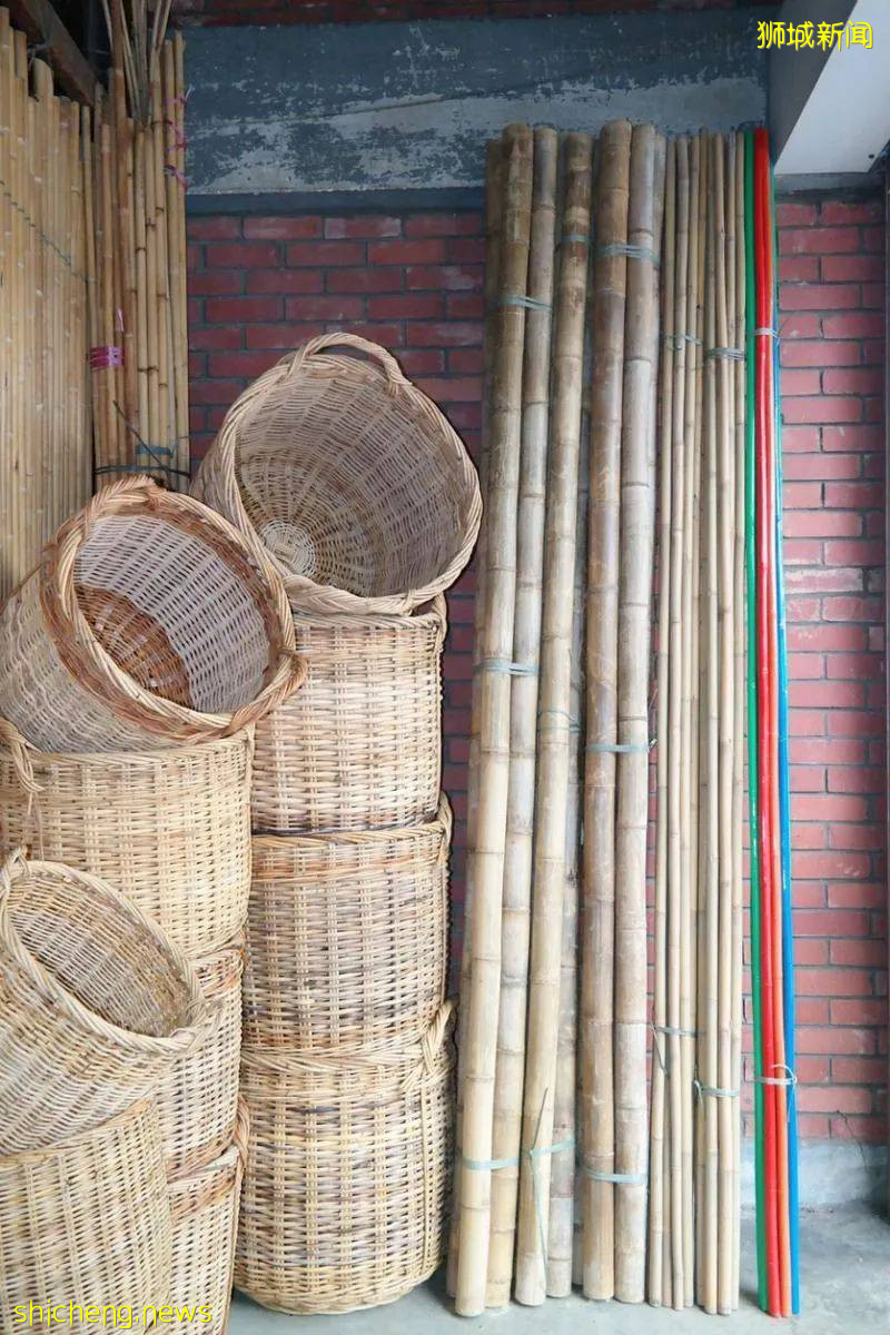 一邊給幼童坐,一邊給大人坐,見識下古早母子椅!承載幾代新加坡人回憶的竹藤手藝至今可好