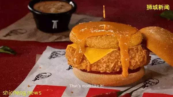 新加坡KFC新品限时上架!Zinger汉堡再升级,搭配咖喱汁+凹面薯饼,任你随意淋酱🍔