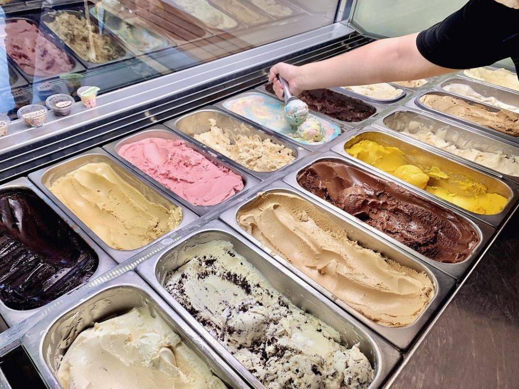 掀開賬篷,來到冰品店🍦小印度Three's A Crowd,綿密冰淇淋+酥脆華夫餅,驅走炎熱天氣💦