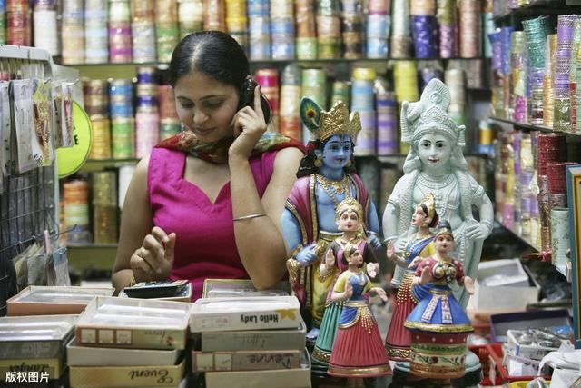 在新加坡生活的印度人,他们爱干净又整洁,街上没有牛和猴子