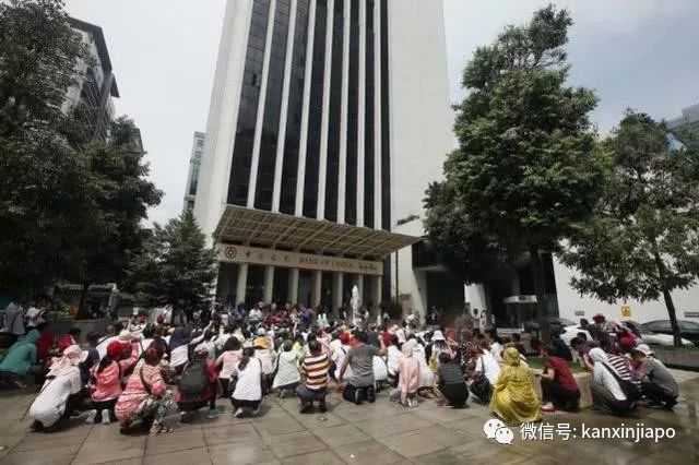 上百名中国人在马来西亚下跪唱国歌,讨要千亿血汗钱
