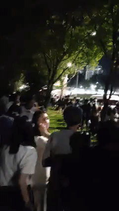 这辆载着中国乘客的车,强行闯边境、撞倒大士关卡!实拍,周末无数新加坡人涌向新山