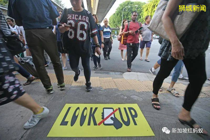人行道上该怎么走都要限制，新加坡政府会否管太宽