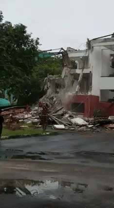 實拍！房屋被毀、老婦被強硬拖走，巴淡島住戶向新加坡求助