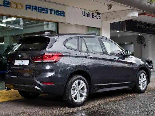 "早上，我的宝马在新加坡路上自燃了！烧成一堆废铁...”