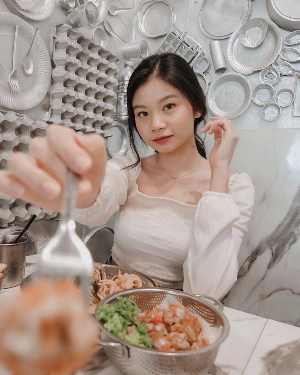 走入银色世界!乌节路平价网红西餐厅“49 seats”带你满墙银器打卡区🤩 便宜好吃又好拍