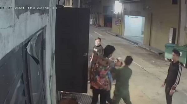 倒霉员工遇3醉汉  后巷倒垃圾无端端被打 