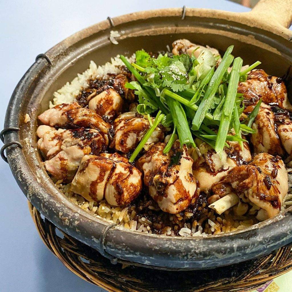 米其林必比登推介🌟牛車水排隊美食“聯合本記煲飯”🔥傳統炭爐烹制、豐富配料，每天人龍不斷👣