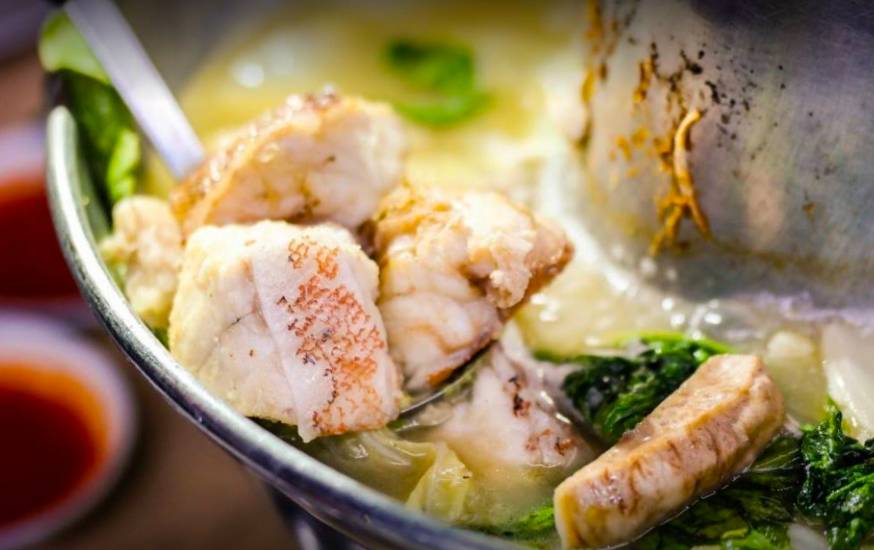 下雨天,来一碗暖心又暖胃的鱼头汤吧!盘点新加坡必吃的7家老字号鱼头炉