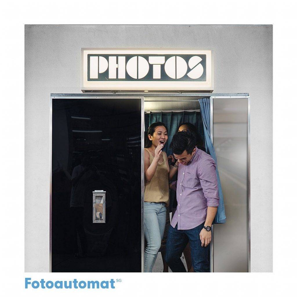 自助打卡照相亭📷 沒有攝影師的小黑屋，S$4就能擁有複古膠卷大頭貼！穿越時光不是夢😎