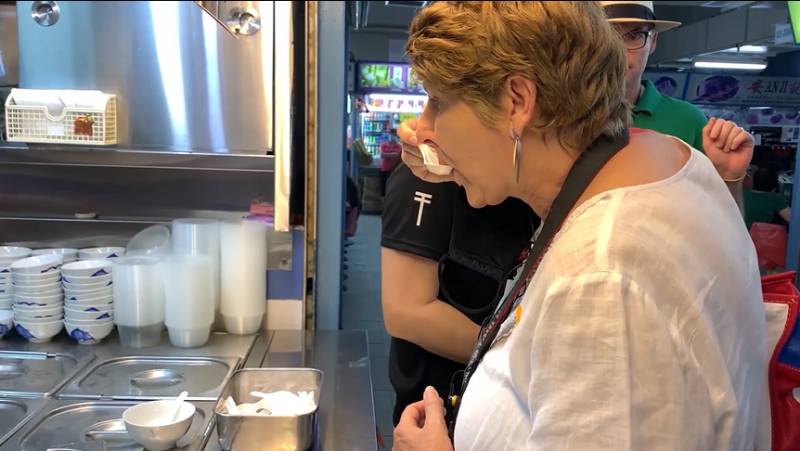 實拍探店！小夥兒在新加坡牛車水壕吃8種神秘美食，竟然