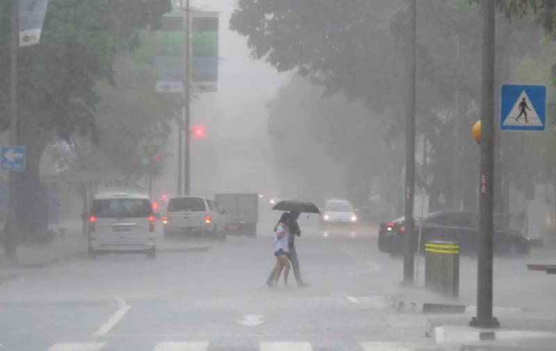 電閃雷鳴、小販中心淹水、氣溫驟降！新加坡的冬天來啦
