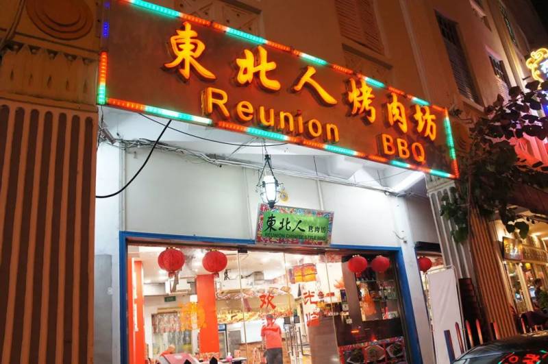 这家店老板又疯了！5毛钱烤串特价菜全天吃