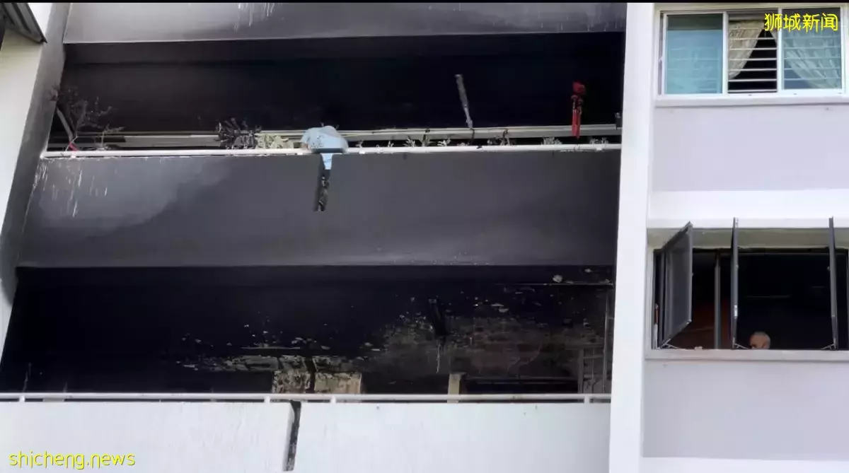 勿洛组屋致命火患 好心青年助背年长者下楼