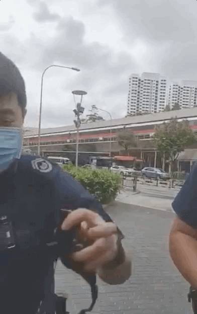 “警察打人了!?” 实拍一女子在新加坡被5个警察包围