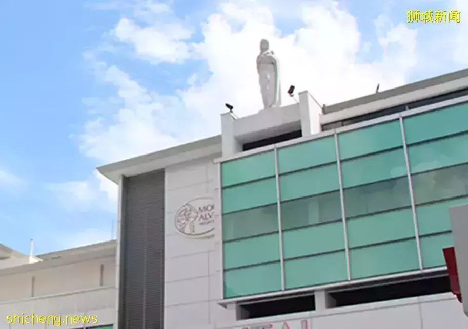 他,感染新冠后,被抽出一升黑色积液!新加坡医院开始增加床位