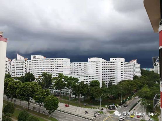 周末连两天狂风暴雨，“闪电之都”新加坡实至名归