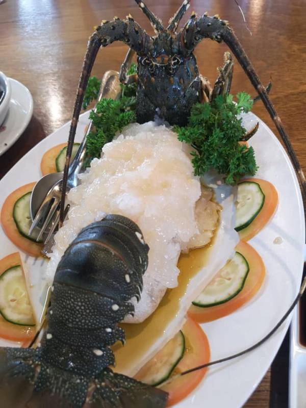 去吃新加坡最新鲜的海鲜!出海到海上奎笼吃海鲜!现捞现吃超美味