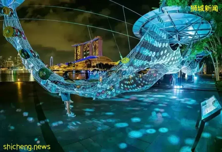 新加坡因疫情停办两年的灯光秀重现，场面疗愈到破防